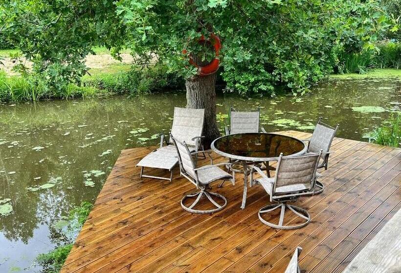 Cackle Hill Lakes, Kingfisher Lodge