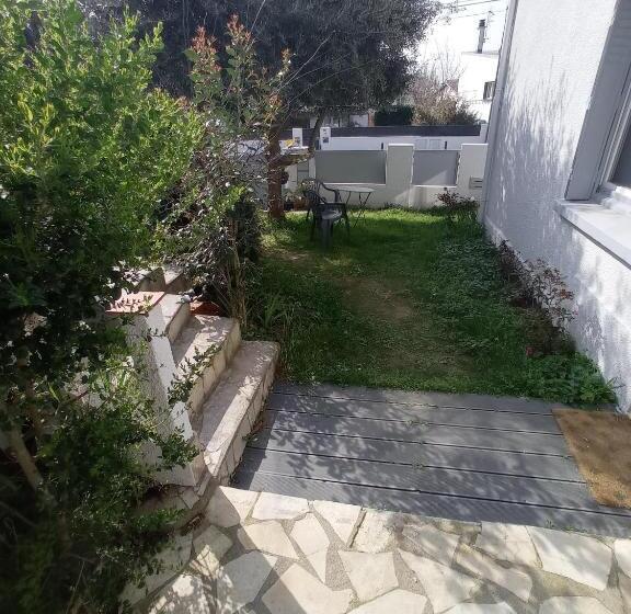 Chambre Meublée Indépendante, Avec Piscine Et Jardin, 1 Lit Pour 2 Personnes Direct Gare Aéroport