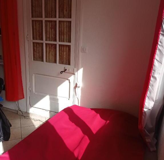 Chambre Meublée Indépendante, Avec Piscine Et Jardin, 1 Lit Pour 2 Personnes Direct Gare Aéroport