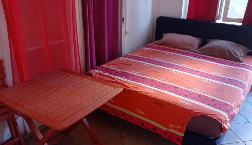 Chambre Meublée Indépendante, Avec Piscine Et Jardin, 1 Lit Pour 2 Personnes Direct Gare Aéroport