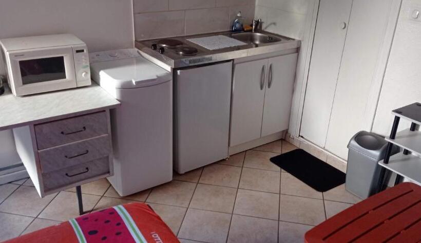 Chambre Meublée Indépendante, Avec Piscine Et Jardin, 1 Lit Pour 2 Personnes Direct Gare Aéroport