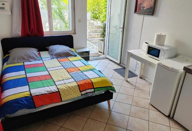 Chambre Meublée Indépendante, Avec Piscine Et Jardin, 1 Lit Pour 2 Personnes Direct Gare Aéroport