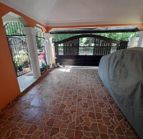 Hermosa Casa Urbanización Jardines Del Norte