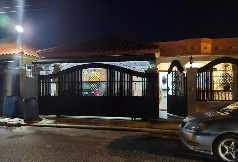 Hermosa Casa Urbanización Jardines Del Norte