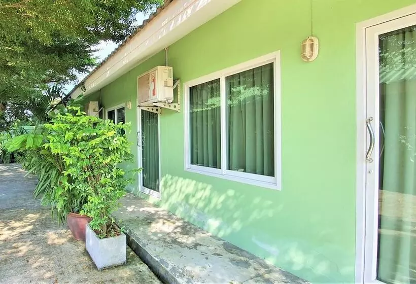 Hotelli Chalong Stay Well By Palai Seafood