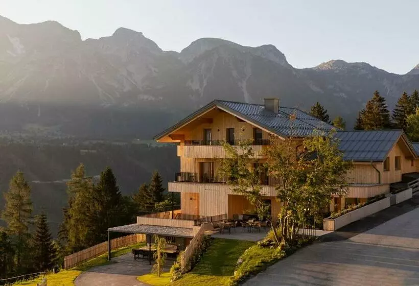 Holzhackerin   The Charming Haus Am Berg