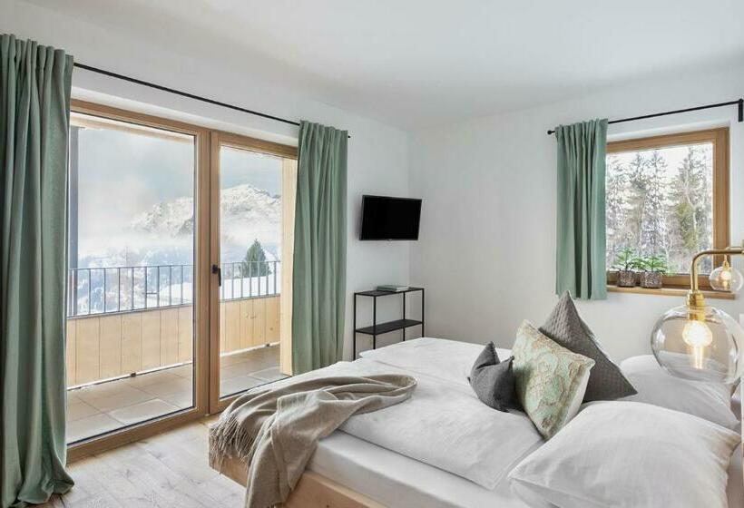 Holzhackerin   The Charming Haus Am Berg