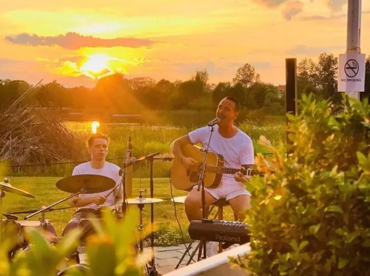 Hasse På Sjökanten Hotell & Restaurang