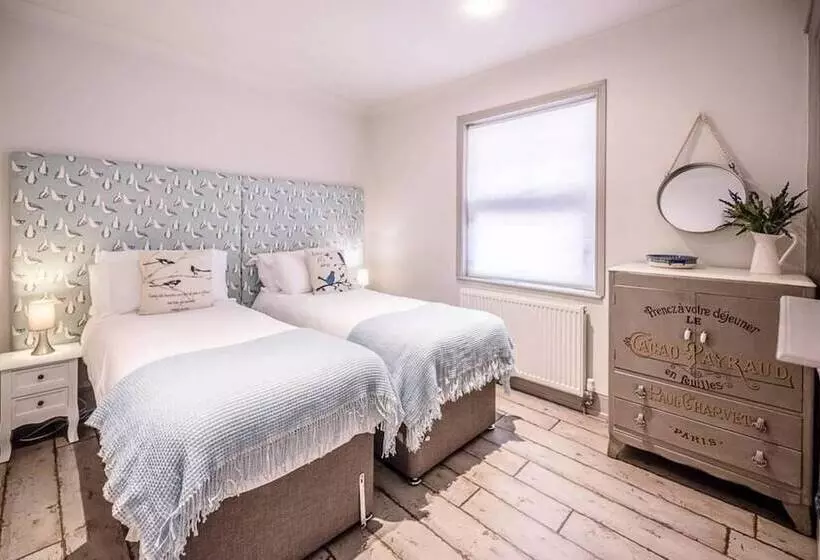 Saxon Lodge Cottage Felixstowe Air Manage Suffolk