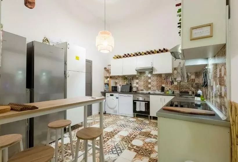 هاستل Social   Coliving & Coworking   Madrid