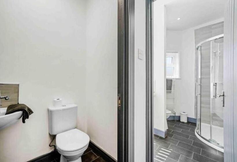 Modern Equipped 4 Br House In Central Stoke Free Parking