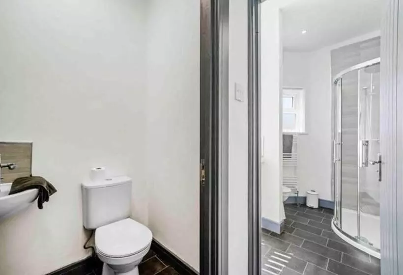 Modern Equipped 4 Br House In Central Stoke Free Parking