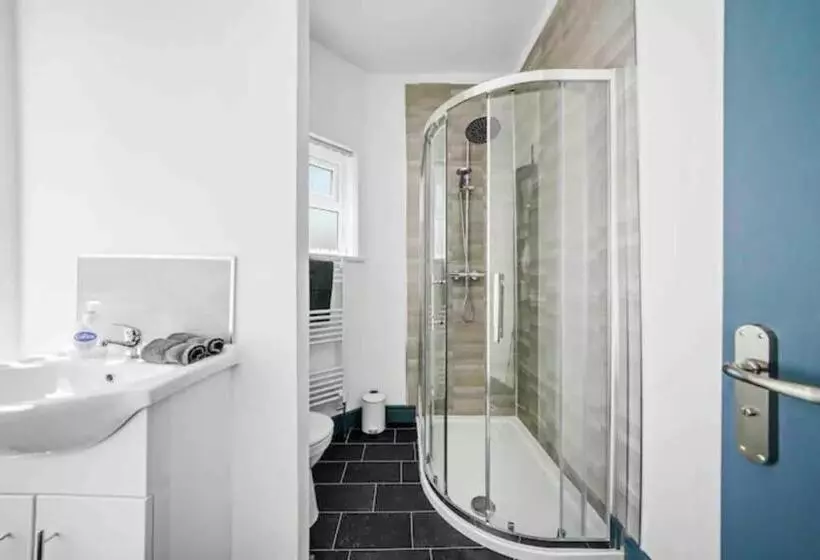 Modern Equipped 4 Br House In Central Stoke Free Parking