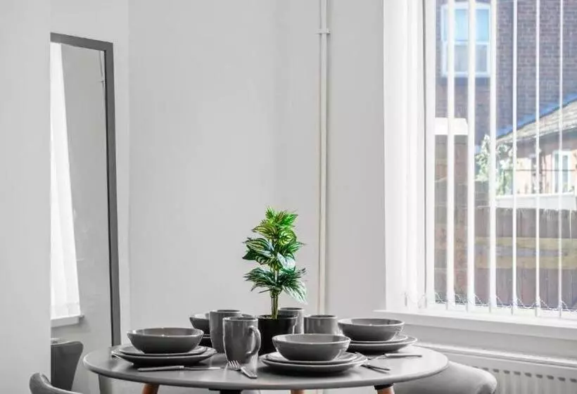 Modern Equipped 4 Br House In Central Stoke Free Parking