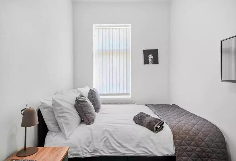 Modern Equipped 4 Br House In Central Stoke Free Parking