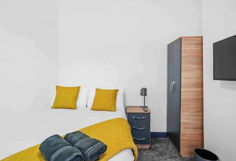 Modern Equipped 4 Br House In Central Stoke Free Parking