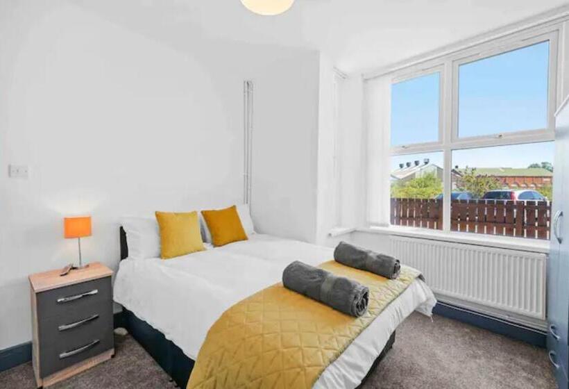 Modern Equipped 4 Br House In Central Stoke Free Parking