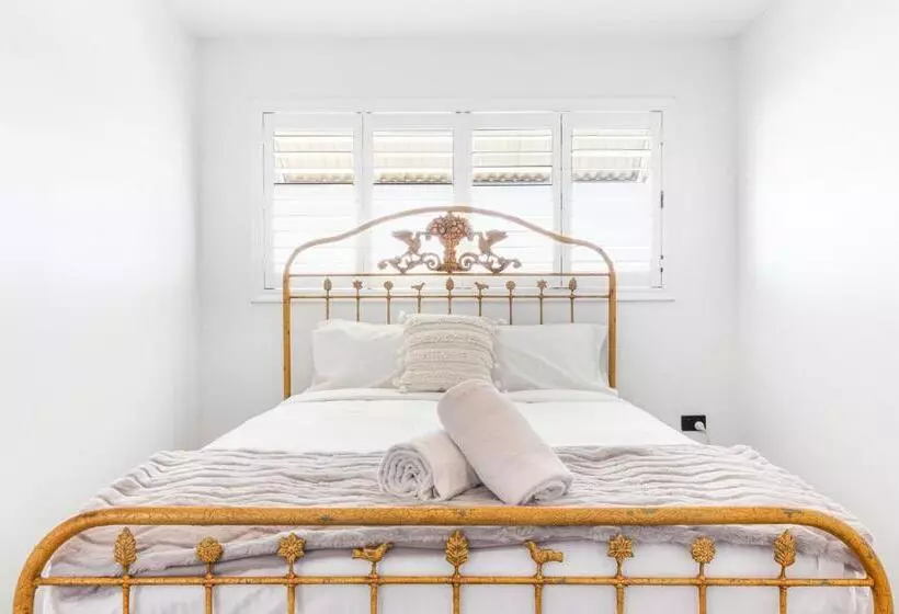 Stunning Views At Alex Heads, 2 Br Stylish Apt