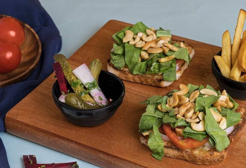 Bedzzz Varanasi By Leisure Hotels, 1 Km From Dashwasamedh Ghat