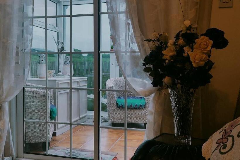 Pet Friendly Immaculate 2 Bed Cottage In Listowel