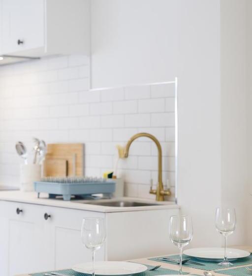 Central Quiet Cottage. Walk To Shops, Bars & Beach