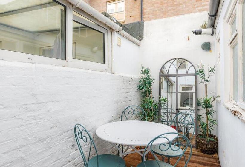 Central Quiet Cottage. Walk To Shops, Bars & Beach