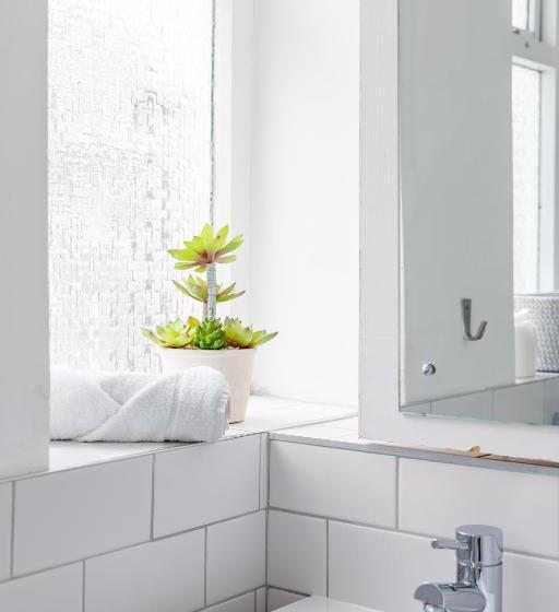 Central Quiet Cottage. Walk To Shops, Bars & Beach