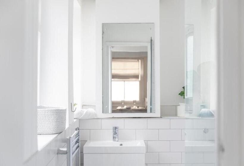 Central Quiet Cottage. Walk To Shops, Bars & Beach