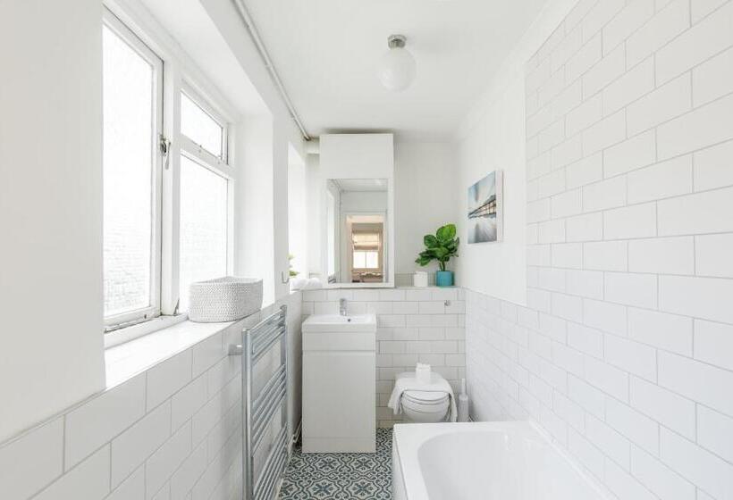 Central Quiet Cottage. Walk To Shops, Bars & Beach