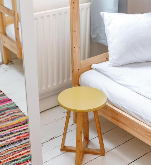 Central Quiet Cottage. Walk To Shops, Bars & Beach