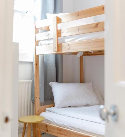 Central Quiet Cottage. Walk To Shops, Bars & Beach