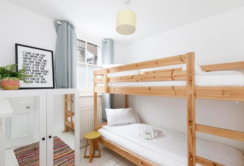 Central Quiet Cottage. Walk To Shops, Bars & Beach