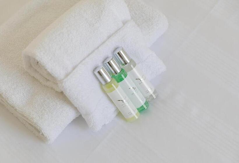 Central Quiet Cottage. Walk To Shops, Bars & Beach