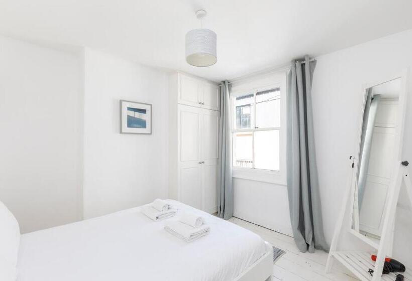 Central Quiet Cottage. Walk To Shops, Bars & Beach