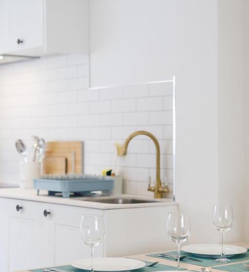 Central Quiet Cottage. Walk To Shops, Bars & Beach