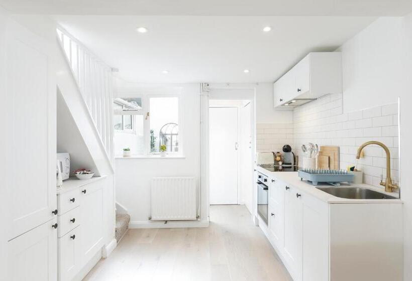 Central Quiet Cottage. Walk To Shops, Bars & Beach