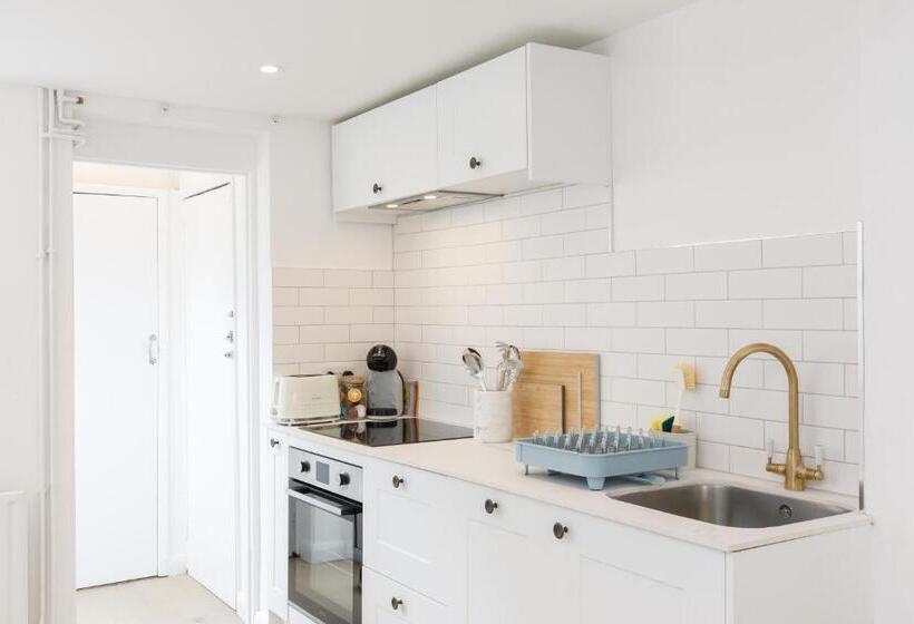 Central Quiet Cottage. Walk To Shops, Bars & Beach