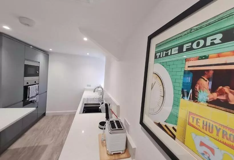 Perfect Location 3 Bed Serviced Apartment With Bike Storage For Bpw. Close To Brecon Beacons