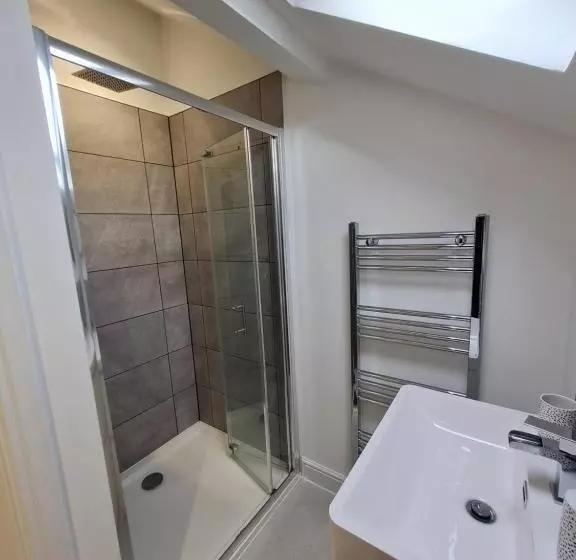 Perfect Location 3 Bed Serviced Apartment With Bike Storage For Bpw. Close To Brecon Beacons