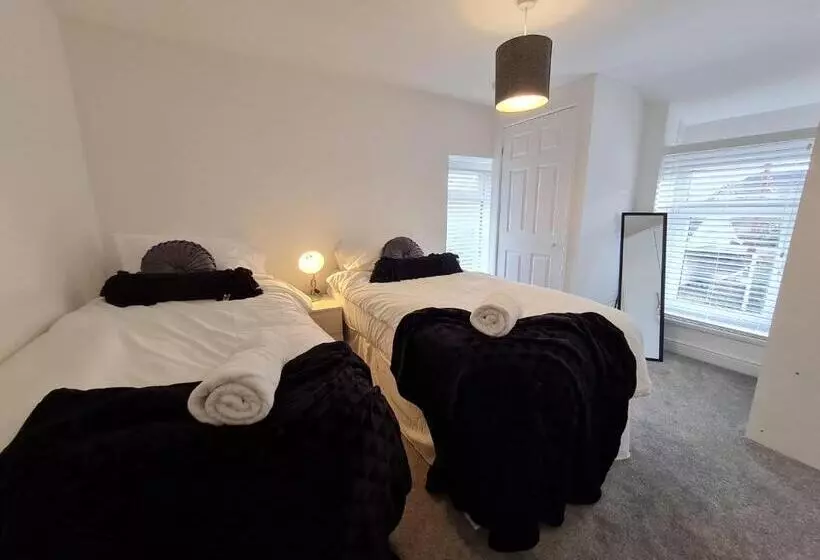 Perfect Location 3 Bed Serviced Apartment With Bike Storage For Bpw. Close To Brecon Beacons