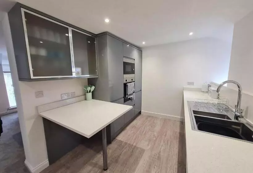 Perfect Location 3 Bed Serviced Apartment With Bike Storage For Bpw. Close To Brecon Beacons