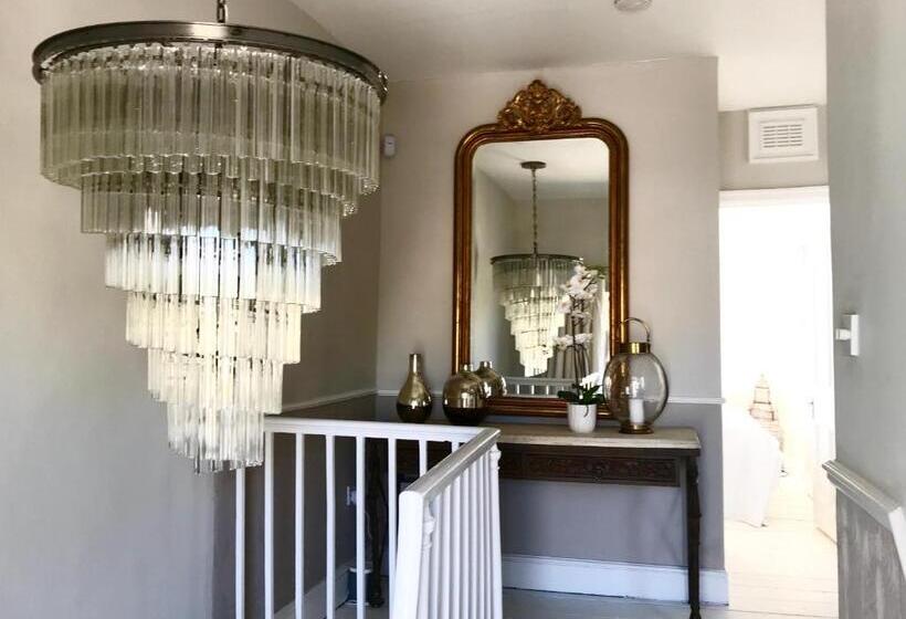 Marina Retreat Stunning 4 Bedroom, 3 Bathroom House With Harbour Views!