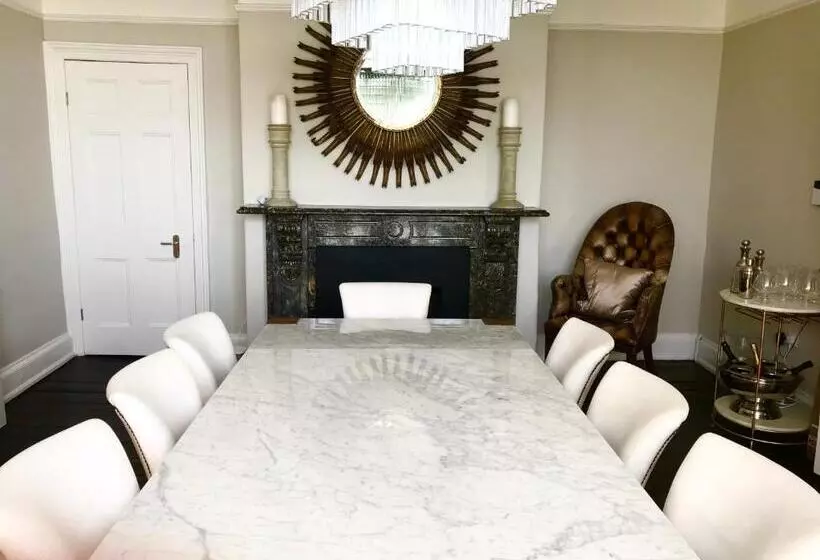 Marina Retreat   Stunning 4 Bedroom, 3 Bathroom House With Harbour Views!