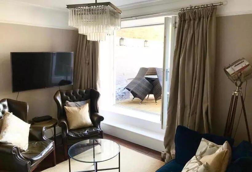 Marina Retreat   Stunning 4 Bedroom, 3 Bathroom House With Harbour Views!
