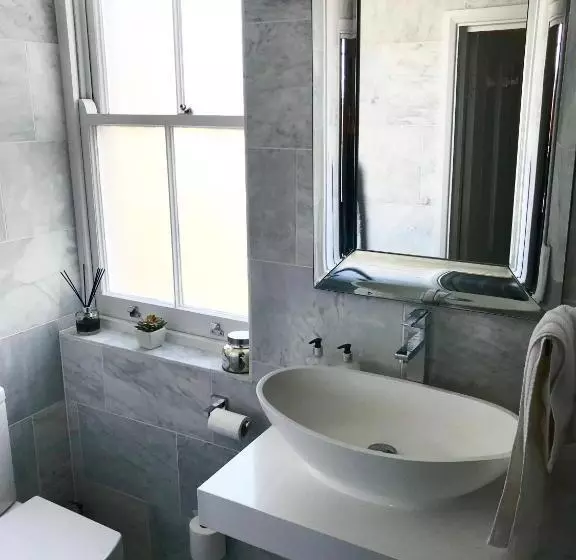 Marina Retreat   Stunning 4 Bedroom, 3 Bathroom House With Harbour Views!