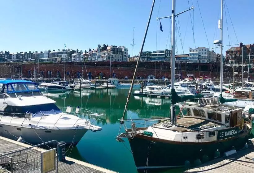 Marina Retreat   Stunning 4 Bedroom, 3 Bathroom House With Harbour Views!