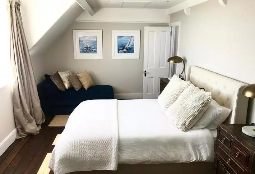 Marina Retreat   Stunning 4 Bedroom, 3 Bathroom House With Harbour Views!
