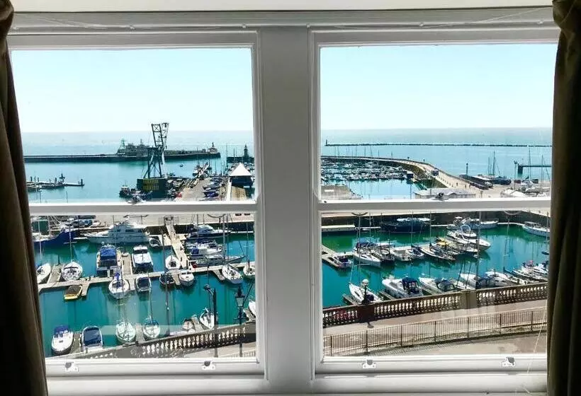 Marina Retreat   Stunning 4 Bedroom, 3 Bathroom House With Harbour Views!