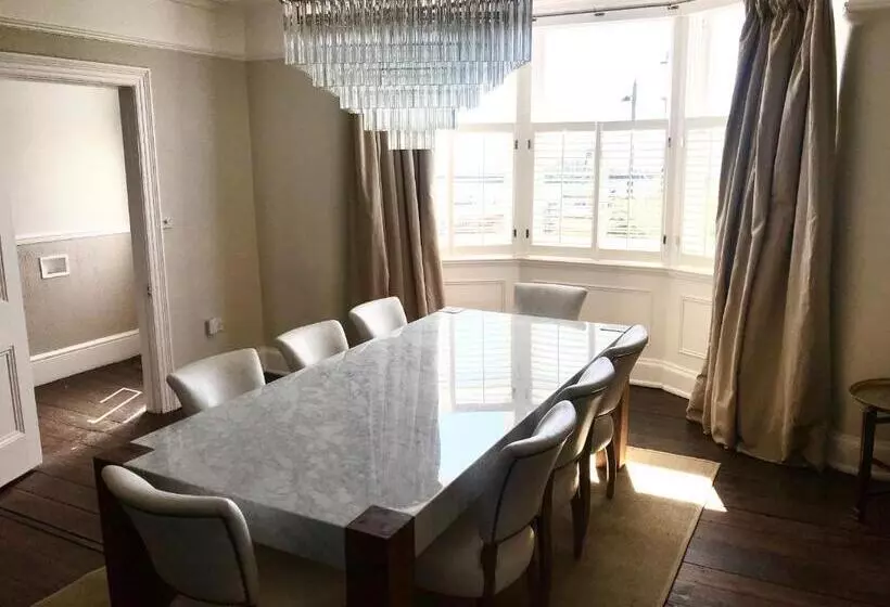 Marina Retreat   Stunning 4 Bedroom, 3 Bathroom House With Harbour Views!