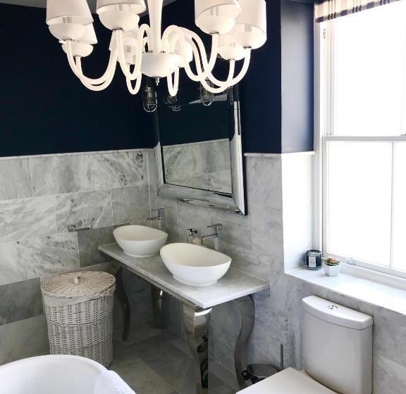 Marina Retreat Stunning 4 Bedroom, 3 Bathroom House With Harbour Views!